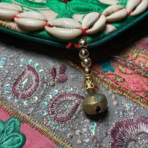 New! Embellished Embroidered tapestry purse - Picture 4 of 8